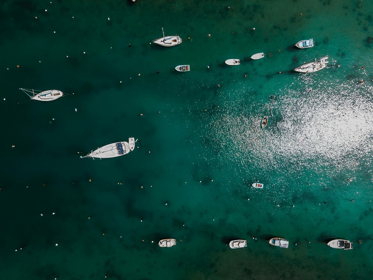 Fashion Tips for Yacht Holidays – Chic and Practical Style