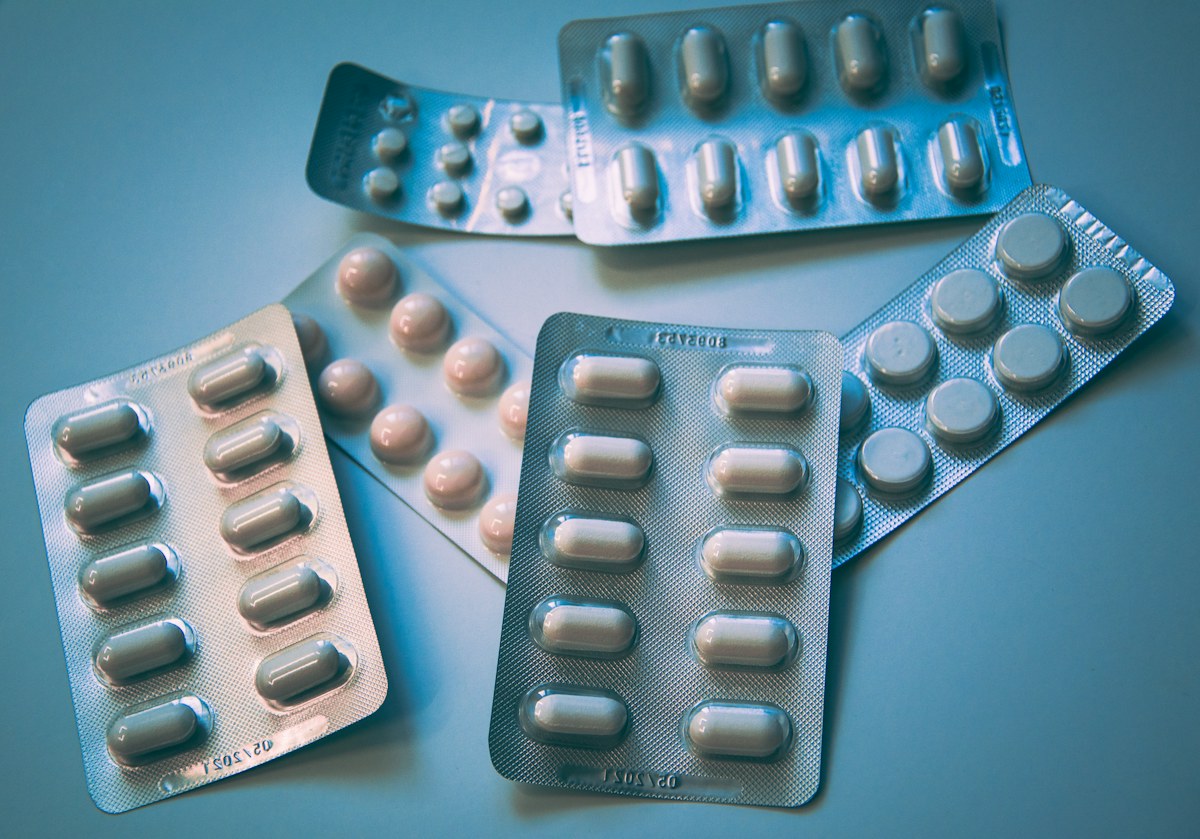 Online pill identification using medication appearance and imprint information