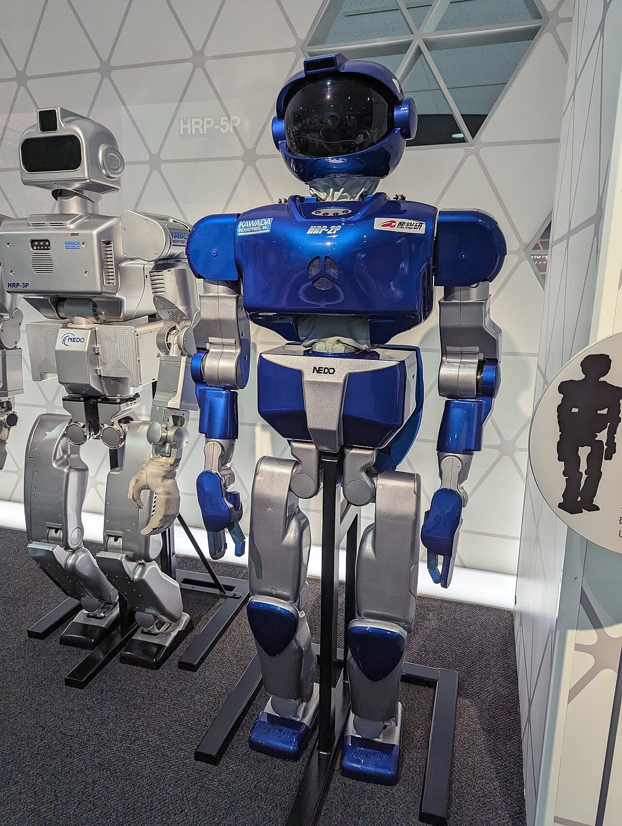 Humanoid robot representing an AI chatbot